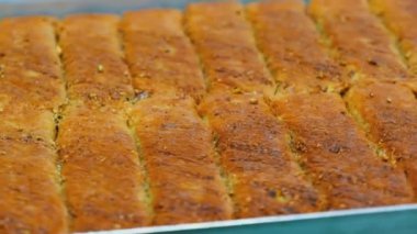 Geleneksel hindistancevizli tatlı baklavası. Ev yapımı fındıklı ve ballı baklava..