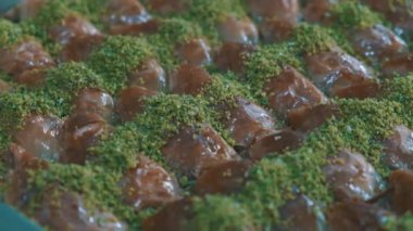 Geleneksel hindistancevizli tatlı baklavası. Ev yapımı fındıklı ve ballı baklava..