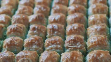 Geleneksel hindistancevizli tatlı baklavası. Ev yapımı fındıklı ve ballı baklava..