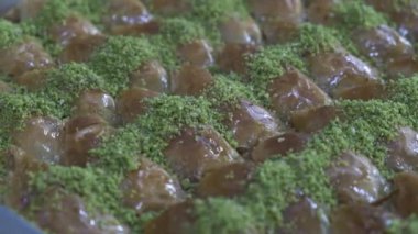 Geleneksel hindistancevizli tatlı baklavası. Ev yapımı fındıklı ve ballı baklava..