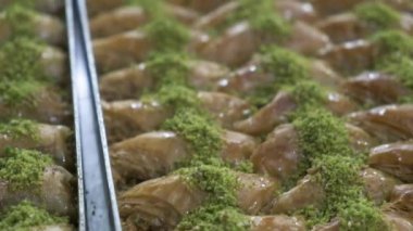 Geleneksel hindistancevizli tatlı baklavası. Ev yapımı fındıklı ve ballı baklava..