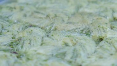 Geleneksel hindistancevizli tatlı baklavası. Ev yapımı fındıklı ve ballı baklava..