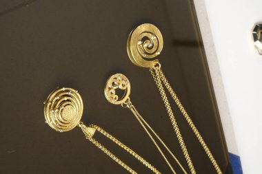 Zarif mücevherler, değerli taşlar takılmış mücevherler.. 