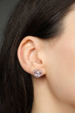 Zarif mücevherler, değerli taşlar takılmış mücevherler.. 