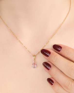 Zarif mücevherler, değerli taşlar takılmış mücevherler.. 