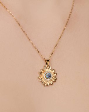 Zarif mücevherler, değerli taşlar takılmış mücevherler.. 