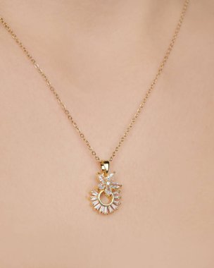 Zarif mücevherler, değerli taşlar takılmış mücevherler.. 