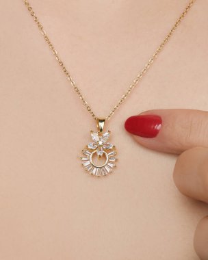 Zarif mücevherler, değerli taşlar takılmış mücevherler.. 