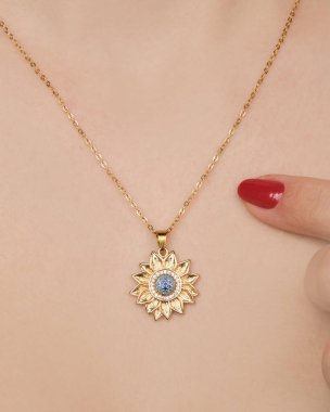 Zarif mücevherler, değerli taşlar takılmış mücevherler.. 