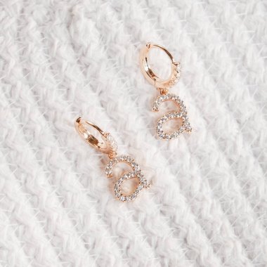 Zarif mücevherler, değerli taşlar takılmış mücevherler.. 