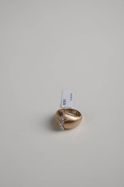 Zarif mücevherler, değerli taşlar takılmış mücevherler.. 