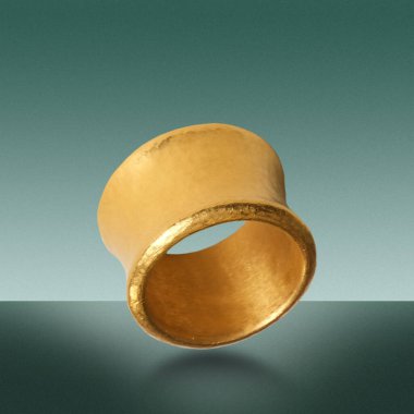 Zarif mücevherler, değerli taşlar takılmış mücevherler.. 