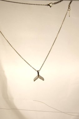 Zarif mücevherler, değerli taşlar takılmış mücevherler.. 