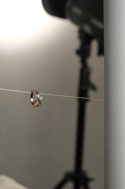 Zarif mücevherler, değerli taşlar takılmış mücevherler.. 