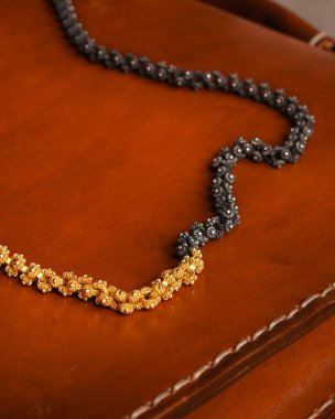 Zarif mücevherler, değerli taşlar takılmış mücevherler.. 