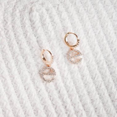 Zarif mücevherler, değerli taşlar takılmış mücevherler.. 