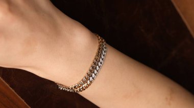 Zarif mücevherler, değerli taşlar takılmış mücevherler.. 