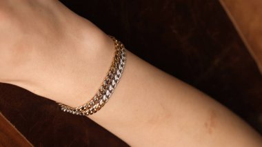 Zarif mücevherler, değerli taşlar takılmış mücevherler.. 