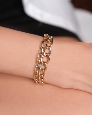 Zarif mücevherler, değerli taşlar takılmış mücevherler.. 