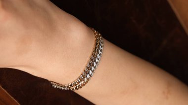 Zarif mücevherler, değerli taşlar takılmış mücevherler.. 