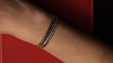 Zarif mücevherler, değerli taşlar takılmış mücevherler.. 