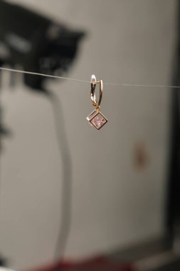 Zarif mücevherler, değerli taşlar takılmış mücevherler.. 