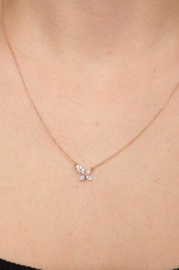 Zarif mücevherler, değerli taşlar takılmış mücevherler.. 