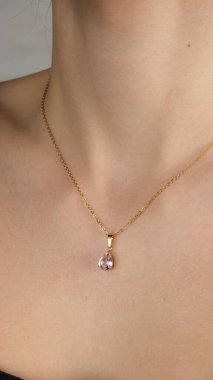 Zarif mücevherler, değerli taşlar takılmış mücevherler.. 