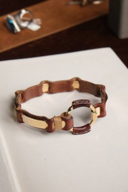 Zarif mücevherler, değerli taşlar takılmış mücevherler.. 