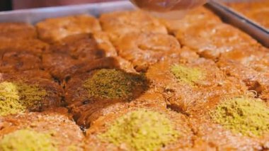 Geleneksel hindistancevizli tatlı baklavası. Ev yapımı fındıklı ve ballı baklava..