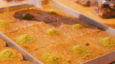 Geleneksel hindistancevizli tatlı baklavası. Ev yapımı fındıklı ve ballı baklava..