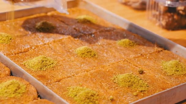 Traditionelle Türkische Nachspeise Baklava Mit Cashew Walnüssen Hausgemachte Baklava Mit — Stockvideo