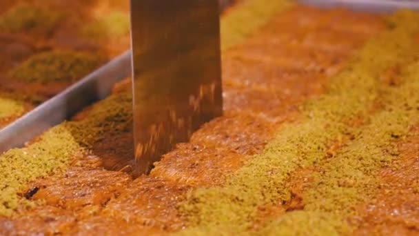 用腰果 核桃烘焙的传统土耳其甜点 带有坚果和蜂蜜的自制面包片 — 图库视频影像
