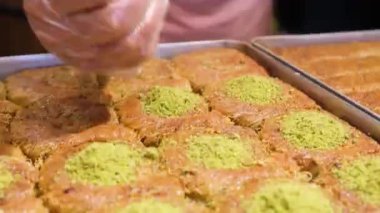 Geleneksel hindistancevizli tatlı baklavası. Ev yapımı fındıklı ve ballı baklava..
