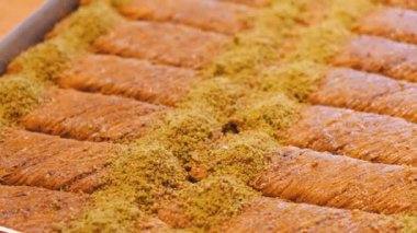 Geleneksel hindistancevizli tatlı baklavası. Ev yapımı fındıklı ve ballı baklava..