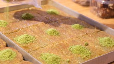 Geleneksel hindistancevizli tatlı baklavası. Ev yapımı fındıklı ve ballı baklava..