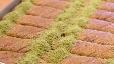 Geleneksel hindistancevizli tatlı baklavası. Ev yapımı fındıklı ve ballı baklava..