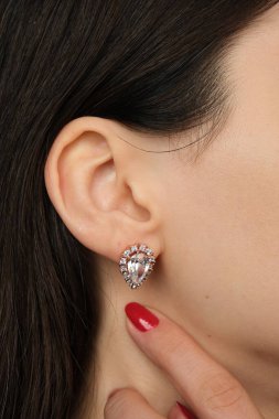 Zarif mücevherler, değerli taşlar takılmış mücevherler.. 