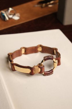 Zarif mücevherler, değerli taşlar takılmış mücevherler.. 