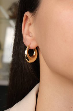 Zarif mücevherler, değerli taşlar takılmış mücevherler.. 