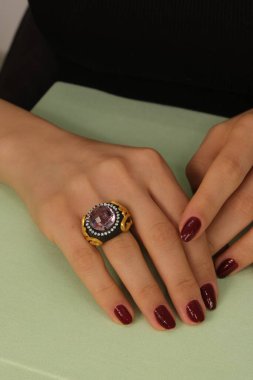 Zarif mücevherler, değerli taşlar takılmış mücevherler.. 