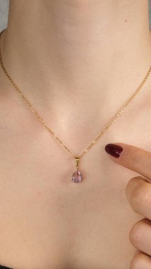 Zarif mücevherler, değerli taşlar takılmış mücevherler.. 