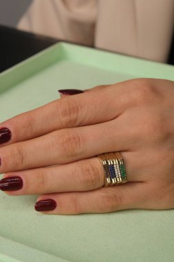 Zarif mücevherler, değerli taşlar takılmış mücevherler.. 