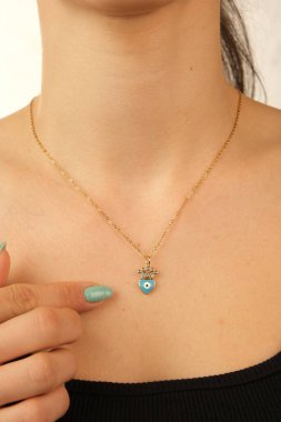 Zarif mücevherler, değerli taşlar takılmış mücevherler.. 