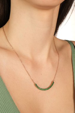 Zarif mücevherler, değerli taşlar takılmış mücevherler.. 