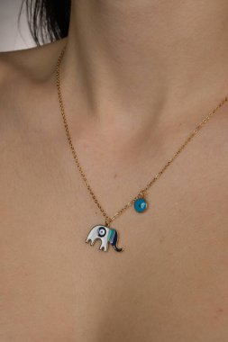 Zarif mücevherler, değerli taşlar takılmış mücevherler.. 