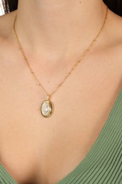 Zarif mücevherler, değerli taşlar takılmış mücevherler.. 