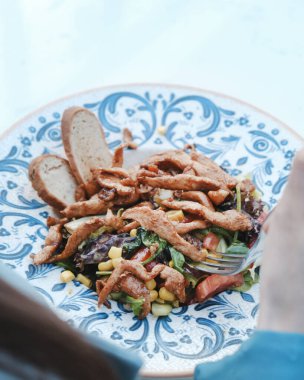 Taze salata tabağı ile karışık yeşillik