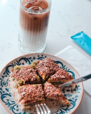 Türk soguk baklavası. Bir tabak soğuk süt baklavası..