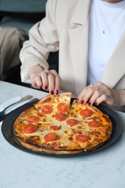 Lezzetli karışık İtalyan pizzası.